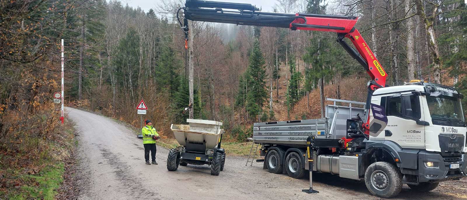 MD Bau GmbH bei Durchführung von Transport und Kranarbeiten in einem Waldgebiet in Österreich