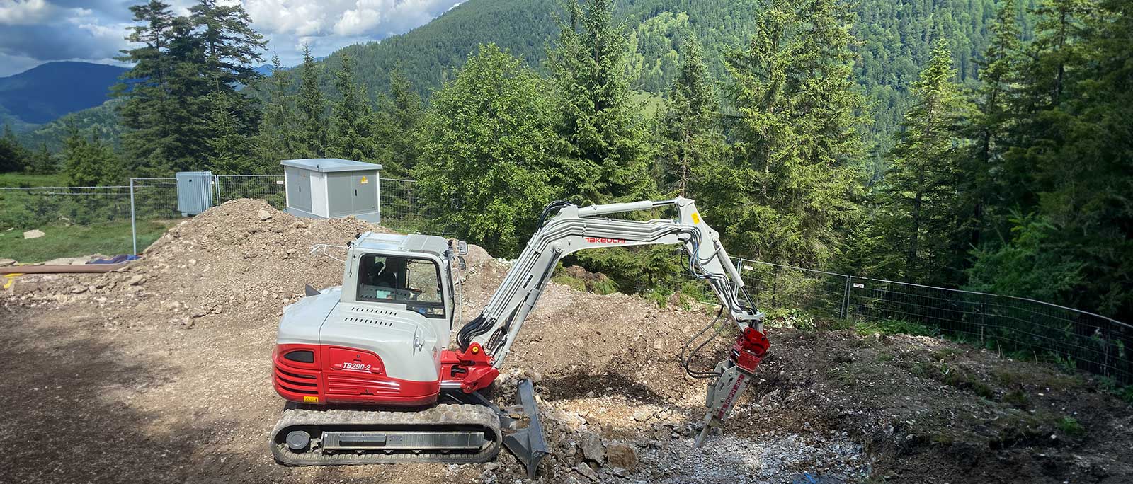 Erdbauarbeiten in einem österreichischen Waldgebiet durchgeführt von MD Bau GmbH