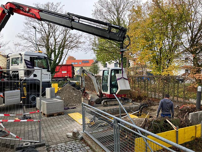 MD Bau GmbH bei Durchführung von Transport und Kranarbeiten mit Kranwagen auf einer BAustelle in Österreich