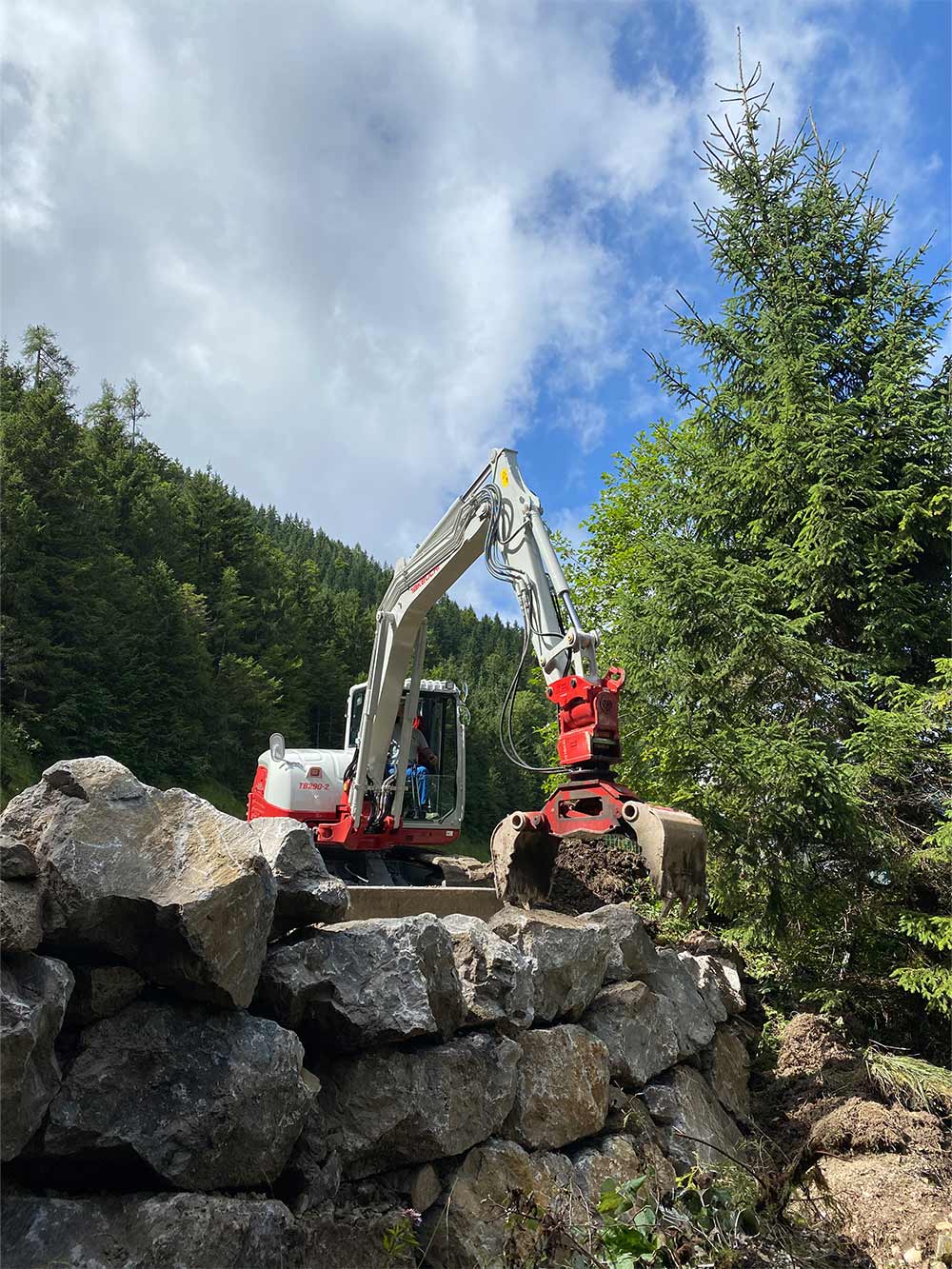 MD BAu Gmbh beim erstellen einer Steinmauer - Erdbauarbeiten